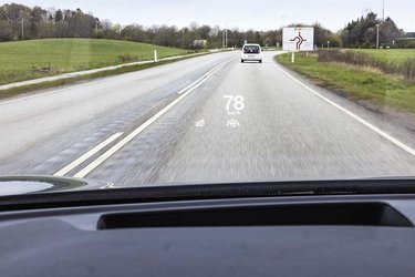 BYD Han har som standard et udmærket headup-display, der bl.a. viser bilens hastighed med letaflæselige tal i forruden.