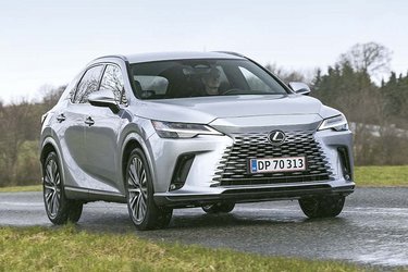 En typisk moderne Lexus-front med en kæmpe kølergrill. Der er god frihøjde under bilen, det er en del af SUV-arven fra den første RX-model. 