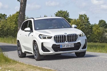 Den nye BMW X1 kommer i udgaver med udelukkende benzin eller eldrift, og så i denne plugin-udgave, der kombinerer begge dele. Priserne begynder ved 521.000 kr. for benzinudgaven, mens billigste plugin koster fra 538.000 kr.