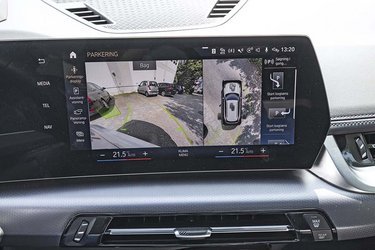 Skærmen rummer også bakkamera, hvor man både ser bagud og oppefra på en gang. Det gør det let at få bilen ind på en p-plads.