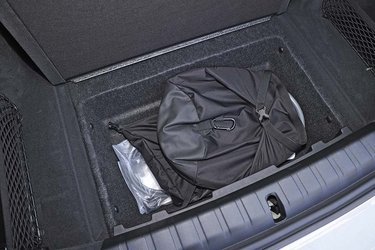 Der er ingen frunk i BMW i4, men en del af de 470 liter er dette dybe bagagerum, hvor der er plads til kabler. Fint til hverdag, hvor bagagerummet sjældent udnyttes, men ikke smart på ferieture.