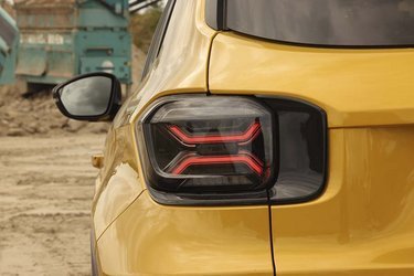 En jerrycan – benzindunk – har altid været et af Jeeps symboler. Det passer måske ikke så godt til en elbil, men dunkens former anes i baglygterne.