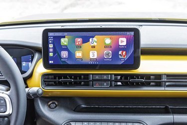 Både Apple CarPlay og Android Auto fungerer trådløst.