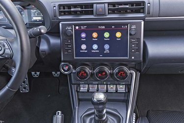 Trykskærmen har fået kablet Apple CarPlay og Android Auto, og det er fint i en sportsvogn. Men selvom designet er gjort mere moderne end i forgængeren, er det lige kantet nok.  
