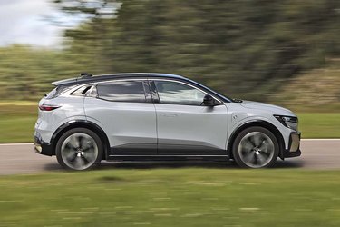 Renault Megane E-Tech er en rendyrket elbil, der mest er at betragte som en femdørs hatchback. Den har et meget flot ydre og leveres i flere udstyrsvarianter, hvor billigste udgave koster 350.000 kr.