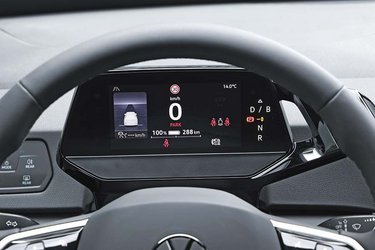 Den lille skærm foran rattet giver de mest nødvendige informationer under kørslen, og skærmen er hele tiden let at se, da den følger med, når man justerer rattet.