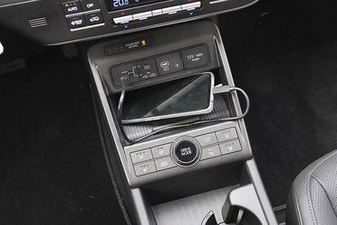 Mobilen skal i stik, for at Android Auto og Apple CarPlay virker. I den funktion lades mobilen med 20 watt, men du kan skifte til en ren opladningstilstand, hvor den kan lade med op til 60 watt. Det passer til en computer eller tablet. 