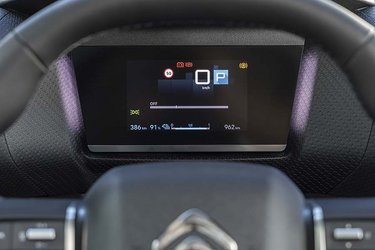 Foran rattet er der en ekstra skærm, der i store tal viser bl.a. hastigheden, rækkevidden og batteriets restværdi i procent.