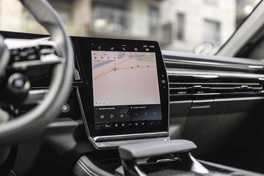 Den store skærm til højre for rattet er bygget op omkring Google-Automotive-System, hvor bl.a. navigationsanlægget fungerer præcis som på en smartphone. Systemet både taler og forstår dansk og er et stort plus for den samlede betjening af bilen.
