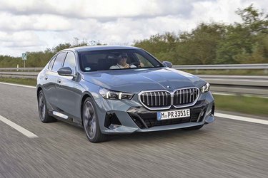 Den nye 5-serie fra BMW kommer både som denne elbil - i5 - og i udgaver med forbrændingsmotorer. Fronten er moderne, men alligevel typisk BMW-agtig at se på.