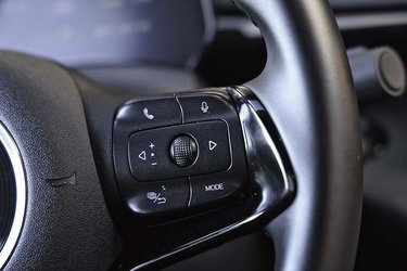 Fra knapperne på højre side af rattet kan man styre lydniveauet, ligesom man kan tage telefonen ved tryk på en knap. Tale-knappen aktiverer stemmekommandoer, der dog indtil videre kun virker på engelsk.