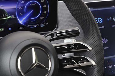 Gearvælgeren sidder på vanlig Mercedes-vis bag rattet, og den er let at betjene i dagligdagen.