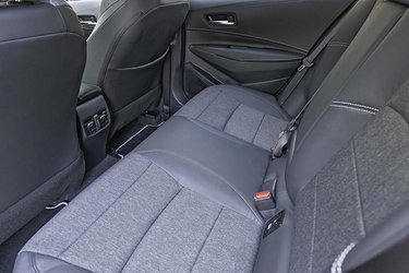 Bagsædet byder på udmærkede pladsforhold, og der er friskluftdyser mellem forsæderne, så kørekomforten kan holdes på et rart niveau. Der er isofix-beslag til autostole ved de to yderpladser.
