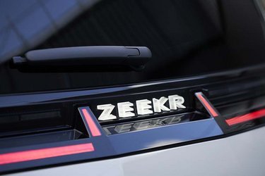Zeekr X er af den ekstroverte type. Det ses bl.a. på det lysende 3D-logo på bagklappen.