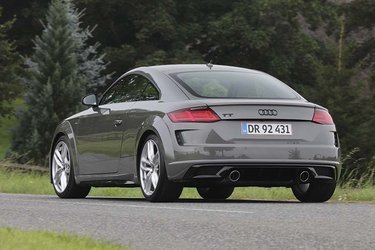 Alle tre generationer af Audi TT har haft samme ydre penselstrøg. Formen er stort set identisk, dog fik den første generation en fast hækspoiler for at undgå ustabile køreegenskaber ved høj fart. Det er bedre løst med denne seneste generation. 