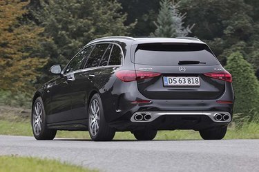 Mercedes-AMG C43 AMG er en stationcar med en sprtsligt designet bagende med to store udstødningsrør. Bagklappen er elektrisk betjent.