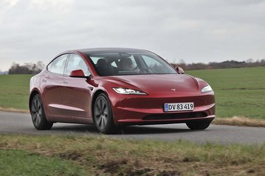 „Model 3 Baghjulstræk“ er navnet på den billigste Tesla. Den koster i runde tal 340.000 kr., og alt taget i betragtning er det en skarp pris. 