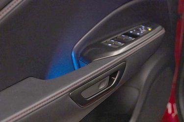 Dørene åbnes ved et tryk på knappen, idet selve dørlåsen er elektrisk aktiveret. Det gør det let at komme ind og ud af bilen. 