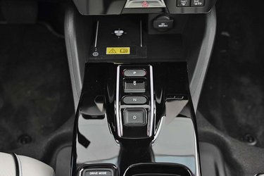 Gearvælgeren er erstattet af en række knapper, der er enkle at betjene, og som gør det let at rangere med bilen uden at se på knapperne, der er individuelt udformet.