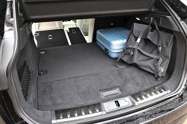 Bagagerummet er kun på 354 liter. Årsagen er, at batteriet stjæler meget plads i bagagerummet i plugin-hybriden..