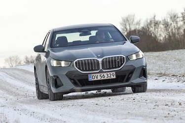 Den nye 5-serie fra BMW fås som elbil, som plugin-hybrid med benzinmotor eller som dieselbil. Priserne for  eludgaven med „i“ foran 5-tallet  begynder ved 593.554 kr. – testbilen  er en M Sport til 628.554 kr. med ekstraudstyr for 80.000 kr.