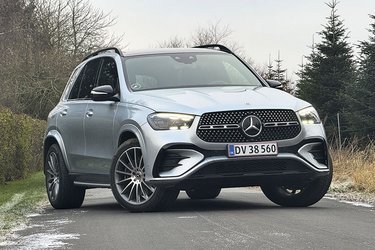 Den store Mercedes-Benz GLE har fået et nænsomt facelift med bl.a. en nydesignet front med dens store stjerne omgivet af en masse små glinsende Mercedes-stjerner.