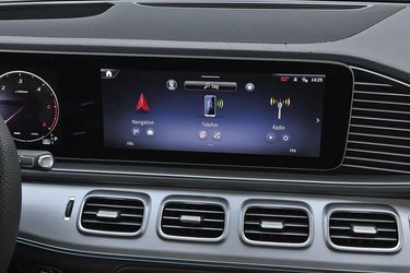 Den store skærm til højre for føreren rummer både navigationsanlæg, telefon, radio og mulighed for trådløs Apple CarPlay og Android Auto. Alle menuer er på dansk.