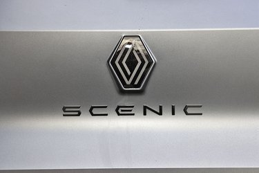 Der står blot SCENIC på bagklappen under det nye Renault-logo.