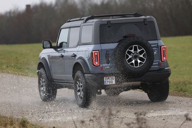 Bilen er skabt, så man kan afmontere taget og hardtoppen over den bageste del af bilen. Det kan gøres på kort tid, men det kræver mindst to mand.