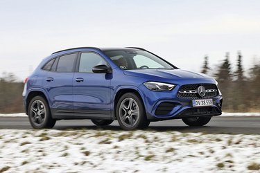 Mercedes GLA har fået en lille opdatering her i 2024. Fronten er ændret en smule, og førerassistenterne er forbedret. Desværre er prisen samtidig krøbet i vejret bl.a. som følge af nye afgifter her i 2024.