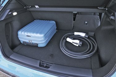 Bagagerummet er på 385 liter, men det er ikke meget når bilen ikke har et rum under frontklappen til eksempelvis ladekabler. 