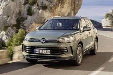 Det er tredje generation af VW Tiguan, der nu er på vej mod Danmark. Bilen kommer i første omgang med valg mellem benzin- og dieselmotorer, og senere dukker en plugin-hybrid også op.