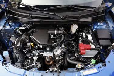 Motoren er nu en trecylindret 1.2-liters benzinmotor med mildhybrid-system. Benzinøkonomien er fin, og bilen kan officielt køre 22,7 km pr. liter.