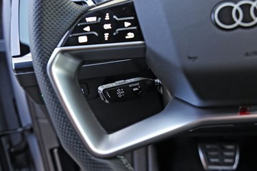 Audi holder ligesom Skoda fast i, at fartpiloten skal betjenes på en stilk. Det giver den fordel, at man i blinde kan finde og aktivere fartpiloten, hvor nogle ratknapper kan være svære at lokalisere uden at decideret se efter knappen. Audi har dog udformet deres rat, så man kan se stilken. 