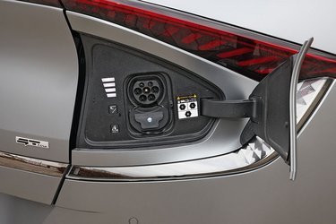Ladelugen er placeret bag en klap ved højre baglygte. En indikator viser, hvor meget strøm der er på batteriet, og bilen kan lades med op til 240 kW på farten, hvilket er blandt de højeste ladehastigheder på markedet.