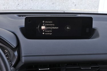 Skærmen er på dansk og ret enkel at finde rundt i. Der er desuden mulighed for opkobling til telefonen via Apple CarPlay eller Android Auto.