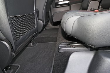 Gulvet foran anden sæderække er omtrent fladt i hele bilens bredde, og sæderne kan justeres frem og tilbage til gavn for bedre pladsforhold.