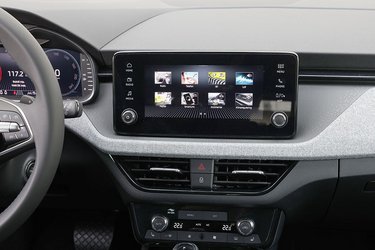 Skærmen i midten byder på trådløs opkobling til Apple CarPlay og Android Auto.