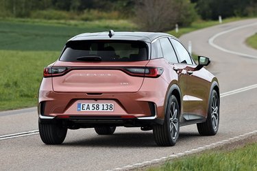 Lexus LBX er lækkert bygget med mange fine detaljer. Men det hele koster ekstra, og f.eks. koster denne tofarvede lakering (Cobber/Black metal) 11.500 kr. oveni.