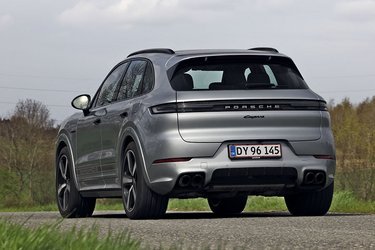 Trods muligheden for at køre på el i plugin-hybriden har Porsche ikke sparet så meget som et enkelt udstødningsrør, og det betyder, at fire piber stikker markant ud forneden.