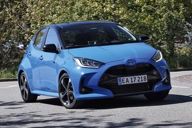 Toyota Yaris har fået et nænsomt facelift, der udvendigt primært kan ses på forlygterne, der nu har fået en ny LED-form til kørelyset.