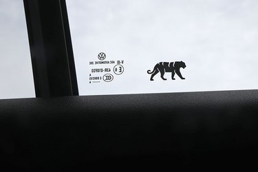 Er der ikke noget at se på uden for bilen, kan børnene på bagsædet begynde at lede efter den skjulte tiger i rudens grafik. 