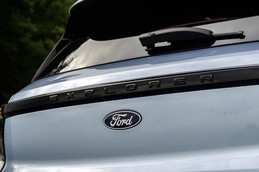 Der står Ford Explorer med tydeligt logo og store bogstaver under bagruden. En visker til bagruden er standard.