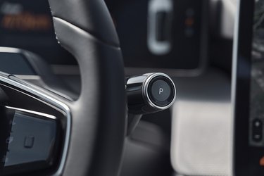 Gearvælgeren er placeret som en vippearm bag rattets højre side. Den er let at betjene, og går selv i P, når døren åbnes. Der er ingen start-knap i bilen – den er klar, blot man stiger ind og sætter sig i førersædet.