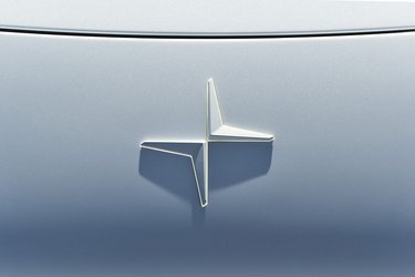 Der er lys i kanten af Polestar-logoet, som er placeret oven på fronten længst fremme.