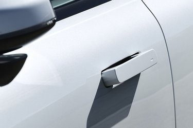 Normalt er sådanne automatiske dørhåndtag ikke rigtig gode i hverdagen, men Polestar har knækket koden og lader dørhåndtagene stå ude, så længe bilen er oplåst. Går man hen til en låst bil med nøglen i lommen, popper de ud.