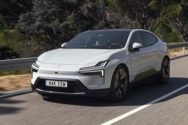 Polestar 4 er nyeste model fra det svensk/kinesiske bilmærke. I forhold til tidligere modeller er forlygterne nu opdelt i to enheder i hver side, og køleren er erstattet af en skrånende front med logoet placeret øverst.