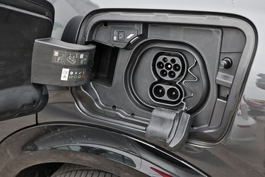 Ladestikket er placeret ved venstre baghjul, og der er mulighed for at lade med op til 160 kW på farten og med 11 kW hjemme. Vi savner en knap til at frigøre ladekablet, men glæder os over knap til forsinket opladning og indbygget tætning, så man slipper for en prop til det øverste stik.