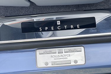 Spectre bygges på Rolls-Royces fabrik i Goodwood i England, hvilket altid har været hjemsted for det kendte britiske bilmærke. Det skilter man stolt med flere steder på bilen.