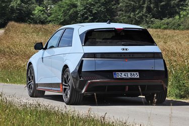 Køreegenskaberne er skabt til at underholde, og det gør de også på en lille landevej. Men for at få den komplette oplevelse skal man tage Ioniq 5 N med til en trackday, hvor man kan slippe alle kræfterne løs under sikre forhold. 